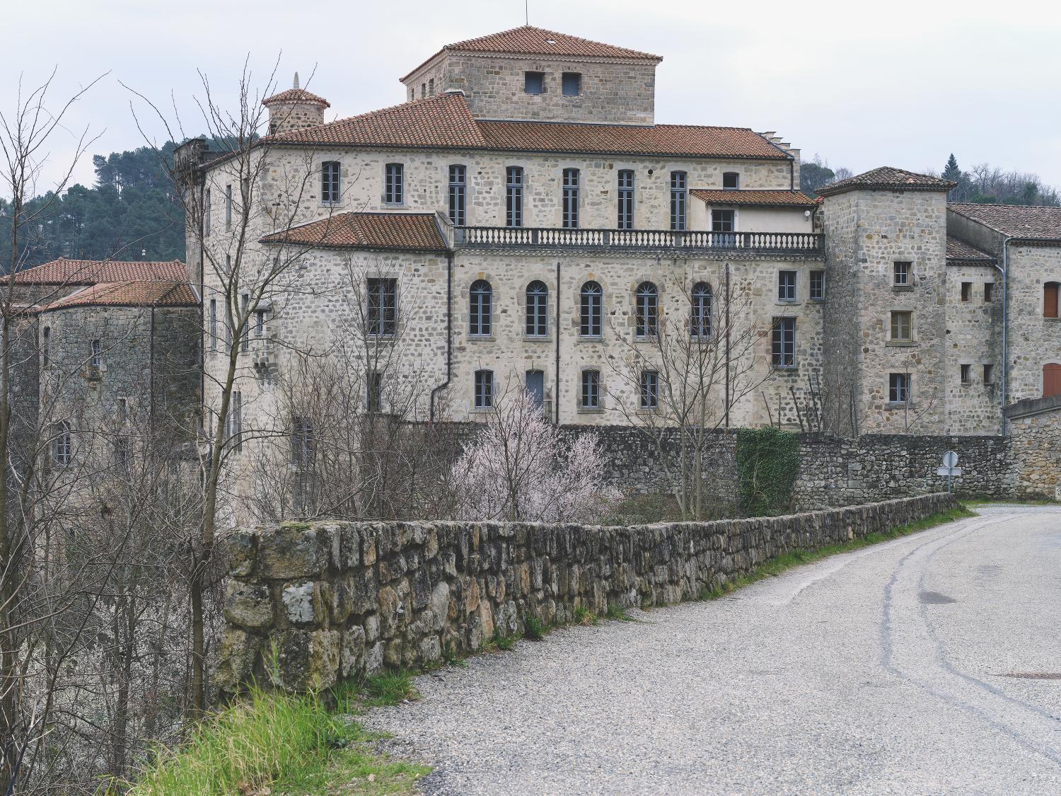 Château, puis palais de justice et prison, puis hôpital, actuellement château de Largentière