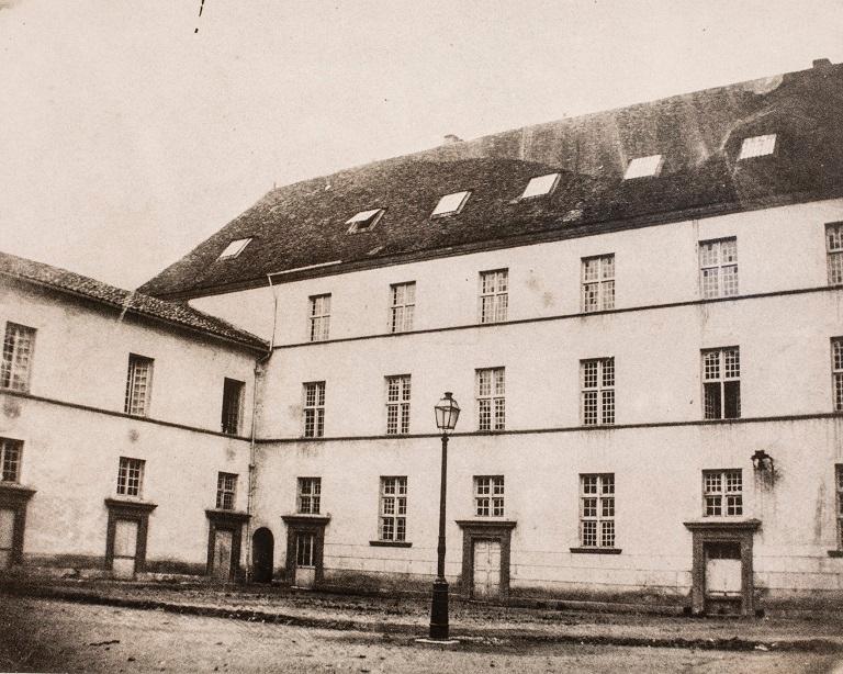 Manoir de Chènevoux, puis collège de jésuites, puis école centrale, puis lycée de garçons, actuellement lycée d'enseignement secondaire Jean-Puy