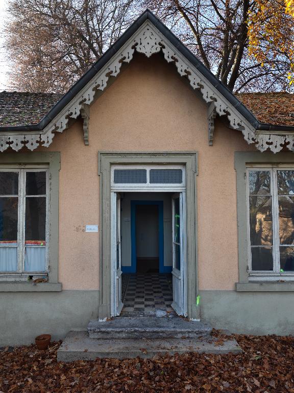 Asile d'aliénés, dit Maison de santé Binet, puis clinique de Champvert, Vue  rapprochée de la porte de la maison des psychologues  (IVR84_20166902372NUCAQ) - Inventaire Général du Patrimoine Culturel