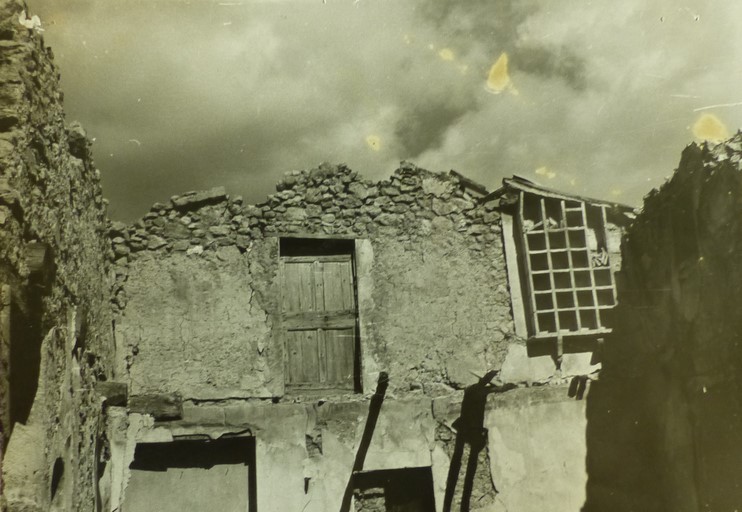 Boulins d'un pigeonnier, à la ferme du Pied du Clos (années 1970).