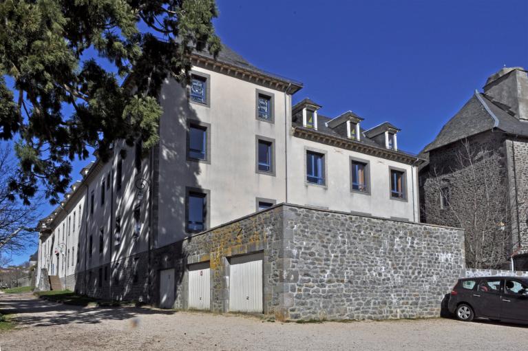 Collège de jésuites de Mauriac, puis collège royal, puis école secondaire municipale, puis collège municipal, actuellement lycée polyvalent Marmontel