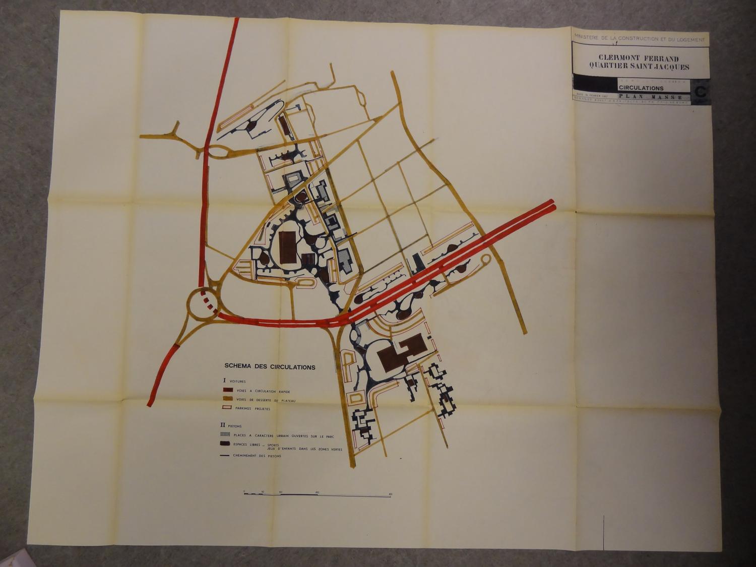 Ministère de la construction et du logement. Clermont-Ferrand. Quartier Saint-Jacques. Plan masse. Circulations. Par Georges Bovet, architecte BCPN, Prix de Rome. 15 février 1967. Les cheminements piétonniers sont en noir. Sur ce plan, les tours de plan carré font leur apparition dans le vocabulaire de l'architecte. (Photo chercheure.)