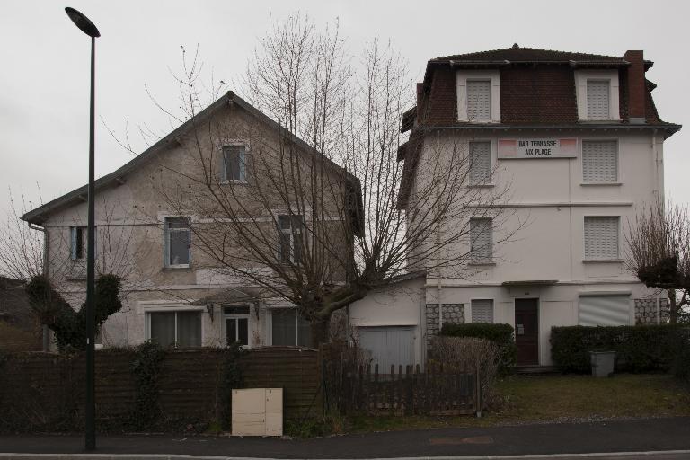 Maison et café Au Petit Charmant, puis maisons et cafés, puis maison et immeuble, dit immeuble Besson, et café Aix Plage