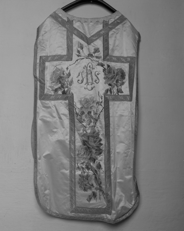 Chasuble, étole, manipule, bourse de corporal, voile de calice : ornement blanc