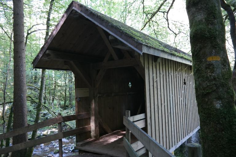 Pont couvert en bois de Bellevaux, dit pont piétonnier des Places
