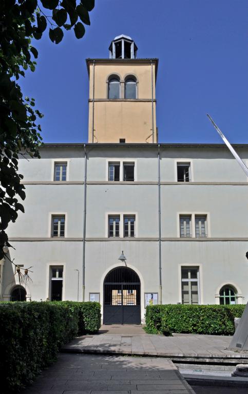 Collège de jésuites, puis institut national, école centrale supplémentaire, école communale secondaire, collège communal et école pratique de commerce et d'industrie, lycée, actuellement collège François-Ponsard