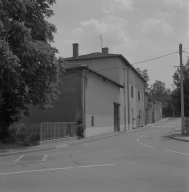 Ferme de type B, située sur la commune de Jassans-Riottier, au lieu dit en Bellecour (parcelle A2 100-281). Un portail métallique remplace l'ancien système de fermeture.