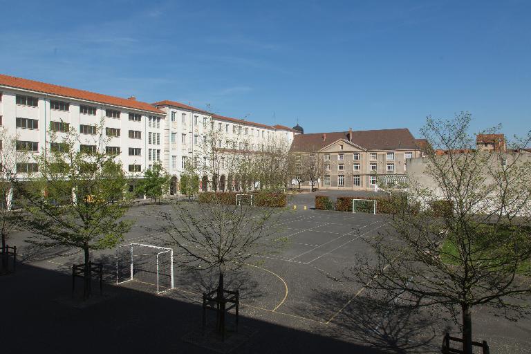 Manoir de Chènevoux, puis collège de jésuites, puis école centrale, puis lycée de garçons, actuellement lycée d'enseignement secondaire Jean-Puy
