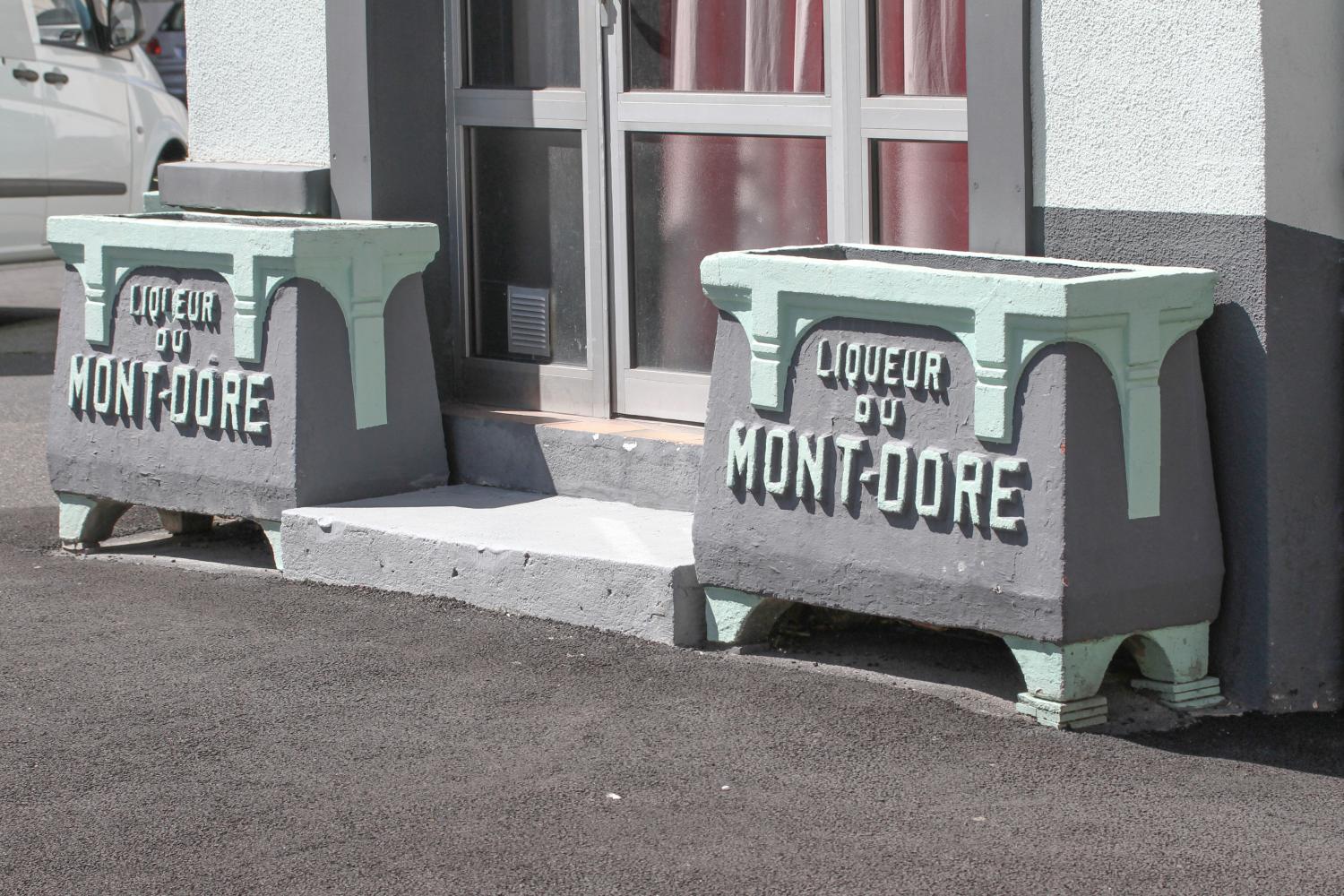 Jardinière publicitaire "Liqueur du Mont-Dore"