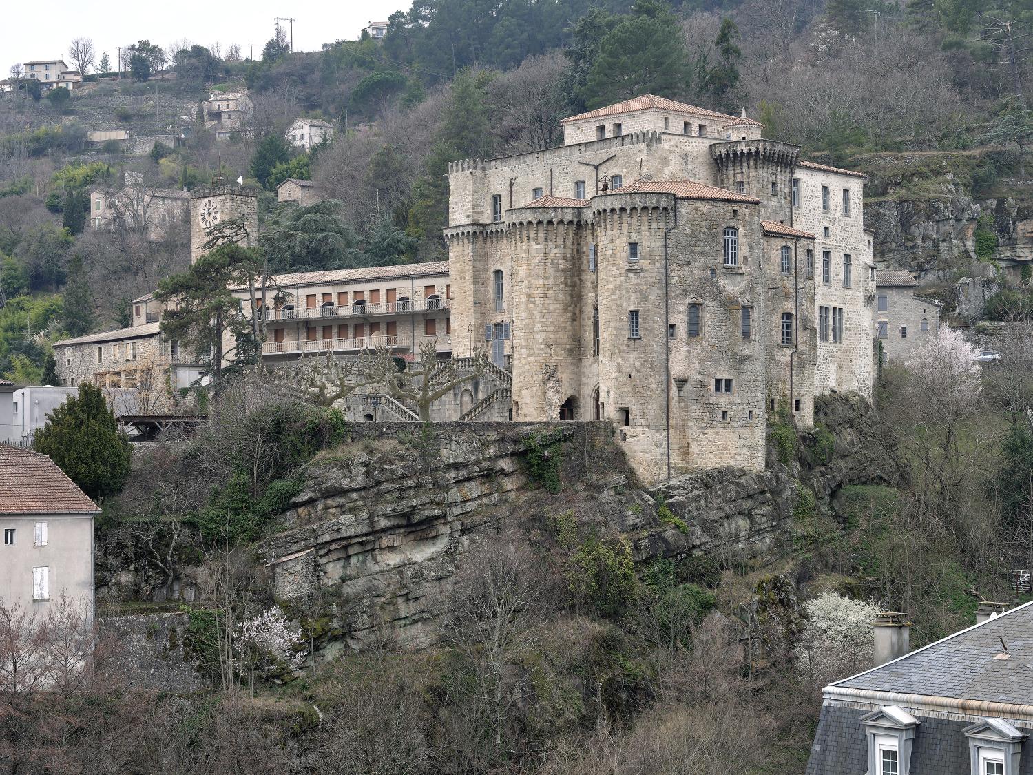 Château, puis palais de justice et prison, puis hôpital, actuellement château de Largentière