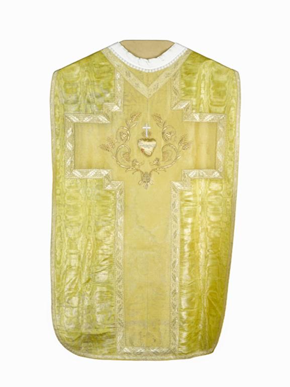 chasuble, étole, manipule, voile de calice : ornement doré