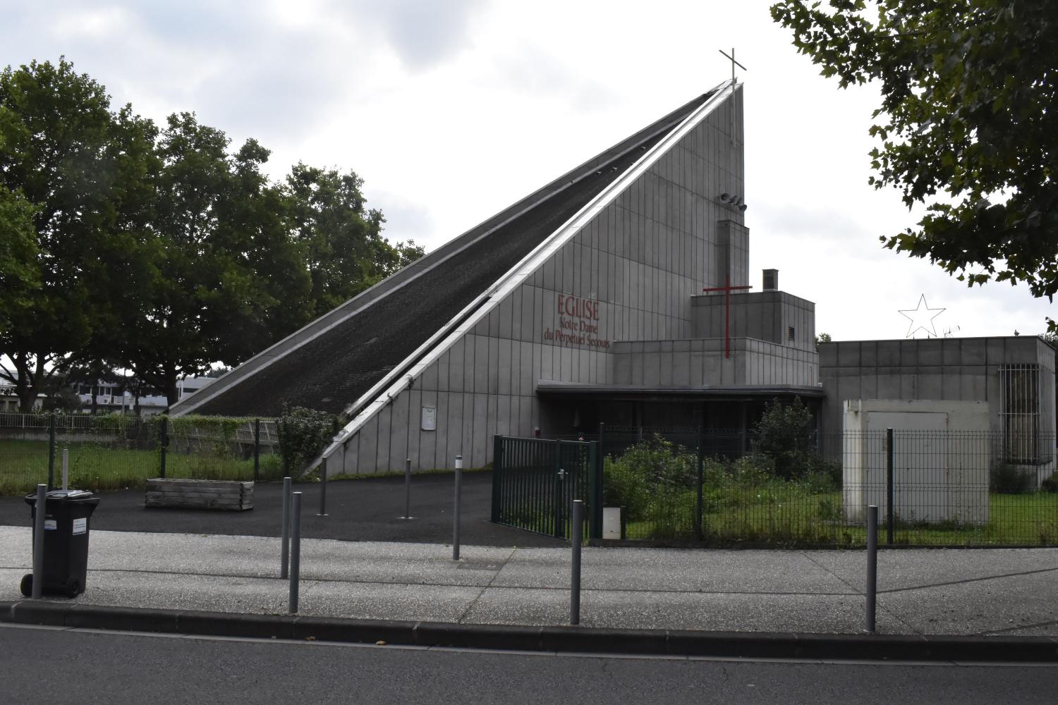 Eglise Notre-Dame du perpétuel secours. Elle préexiste à la cité scolaire de La Charme. Elle accompagne de la même façon la construction de la ZUP de La Plaine-Montferrand.