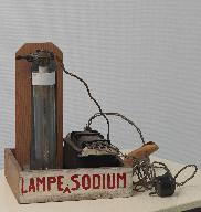 instrument de démonstration de phénomènes physiques : lampe à sodium
