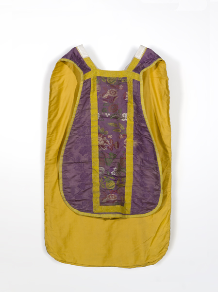 ornement violet : chasuble, étole, manipule, voile de calice