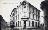 Vue de l'hôtel des Poste, 1er quart 20e siècle ; à l'arrière-plan, le bâtiment conservé du collège des jésuites (carte postale ancienne, coll. part.)