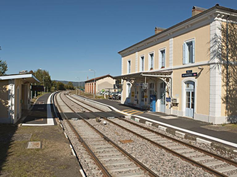 Ligne (Saint-Etienne) - Aurec-sur-Loire - Saint-Georges-d'Aurac, Vue des  différents bâtiments de la gare de Bas-Monistrol, côté voies. Cette gare  est décrite dans le guide de 1951 comme une gare isolée ; elle