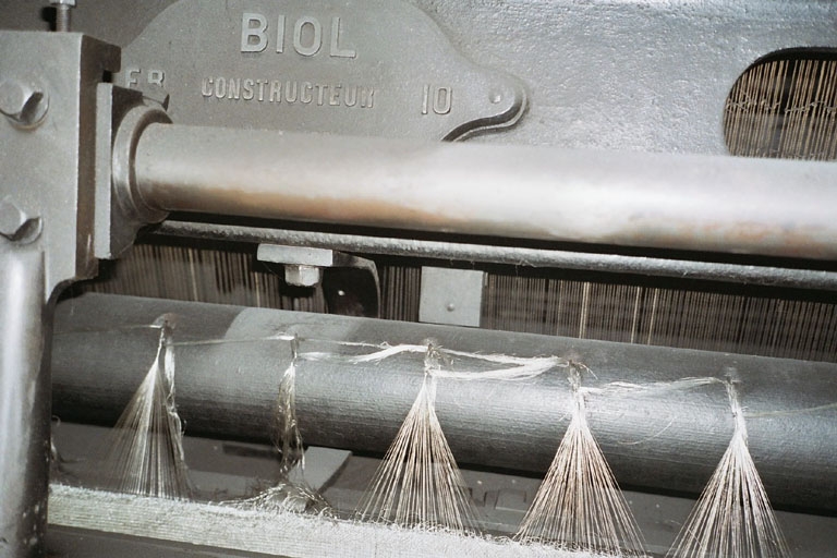 Huit Métiers à tisser la dentelle de type bobin-jacquard de la société Platel tulle - dentelle puis de la société Commarmond et Cie