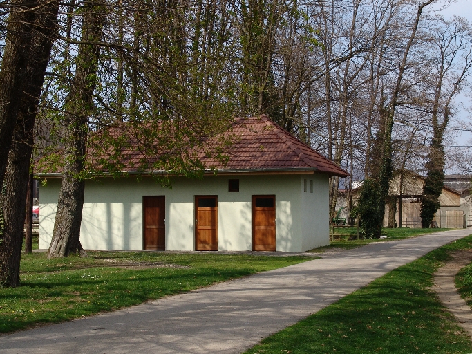 grange ; bâtiment des jockeys ; bâtiment de la pesée