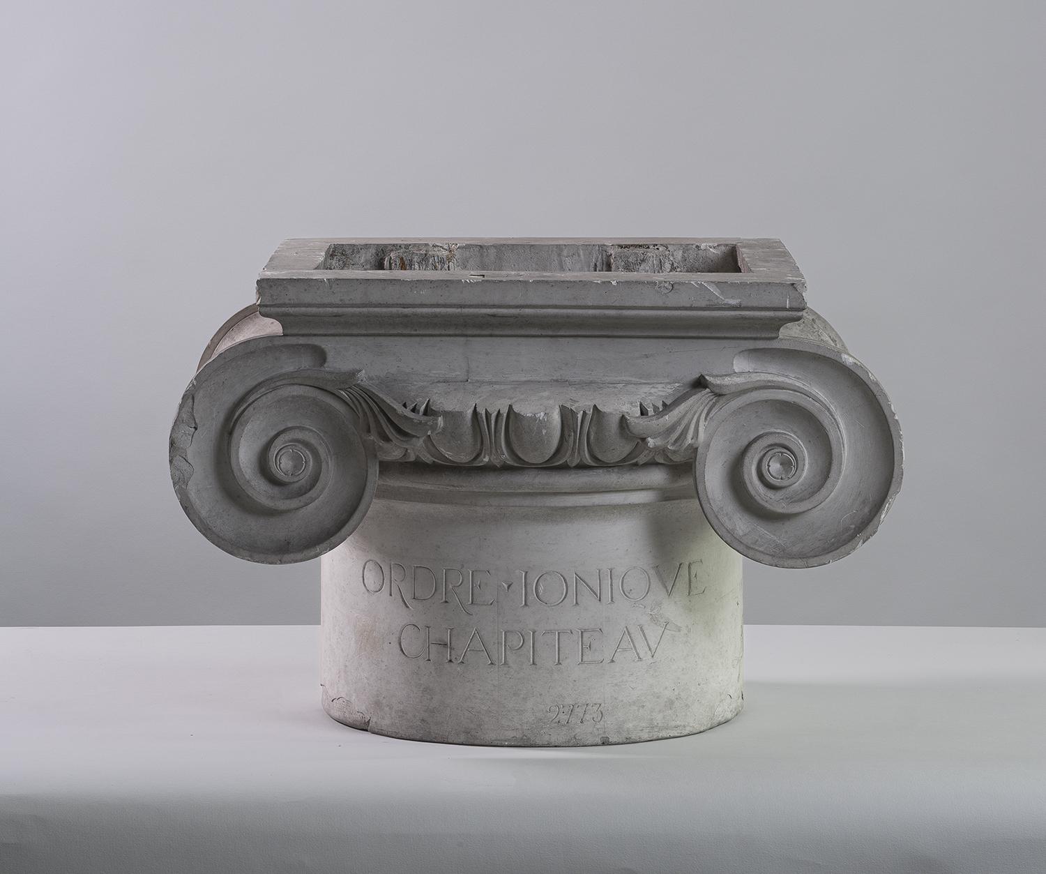 Chapiteau d'ordre ionique du théâtre de Marcellus