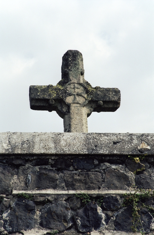 Croix de chemin (n°2), actuellement croix tombale