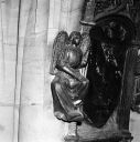 5e pilier nord de la nef en cours de restauration en 1977, armoiries d'Henri II de Villars, archevêque de Lyon, apposées à la naissance de la voûte du vaisseau central, détail