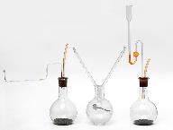 Ensemble de trois vases de laboratoire, tubes et bouchons