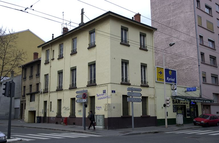 Immeuble ; café (bar restaurant du Métro)