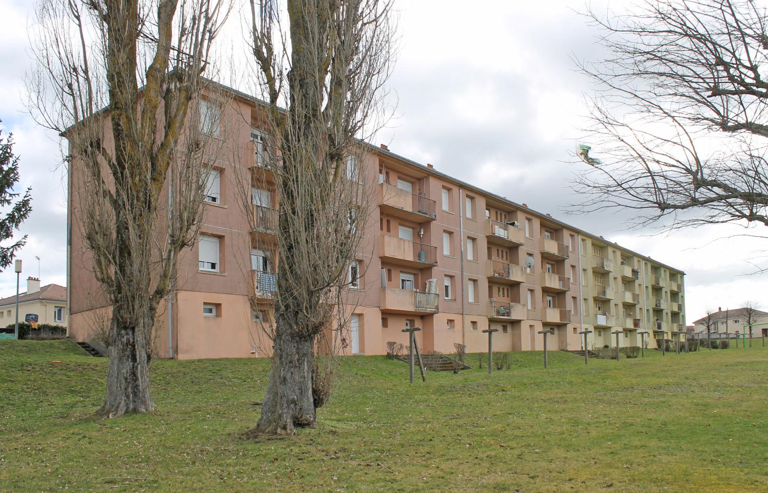 Les immeubles HLM de la Croix-Saint-Romain et le lotissement Les Érables à Sainte-Sigolène.