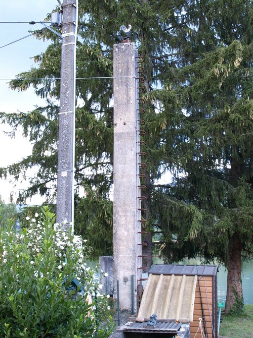 Gué, puis bac, puis bac à traille de Quirieu (disparu) ; maison du gardien, pile (vestiges)