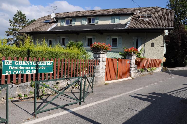 Remise agricole et logement, dépendance du domaine de Chantemerle, puis maison, puis hôtel de voyageurs, dit Auberge de Chantemerle, actuellement résidence meublée Le Chantemerle