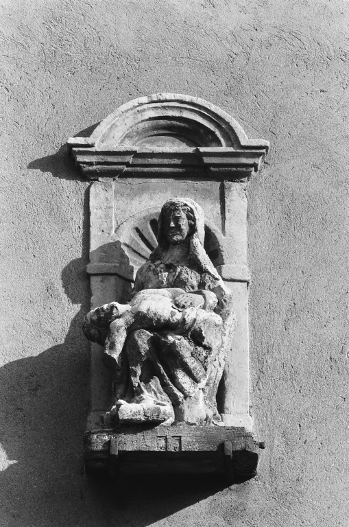 groupe sculpté, niche : Vierge de Pitié