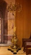 ensemble de chandeliers (2) ; piédestals (2)