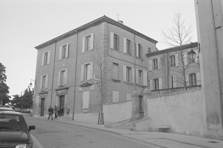 hôtel-Dieu de la Croix, hôpital, salle d'asile et pensionnat, puis école primaire de filles, actuellement poste et bibliothèque