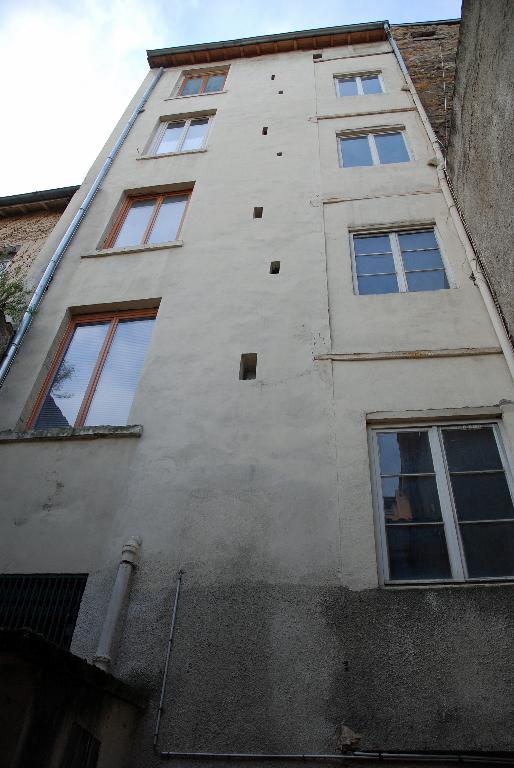 Immeuble, dépendance sur cour
