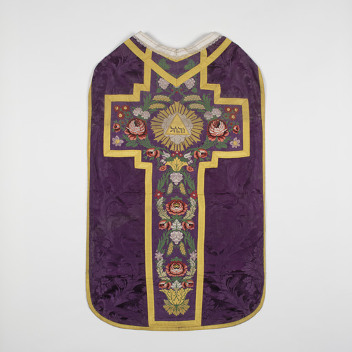 Ornement violet : chasuble, étole, manipule, voile de calice, bourse de corporal