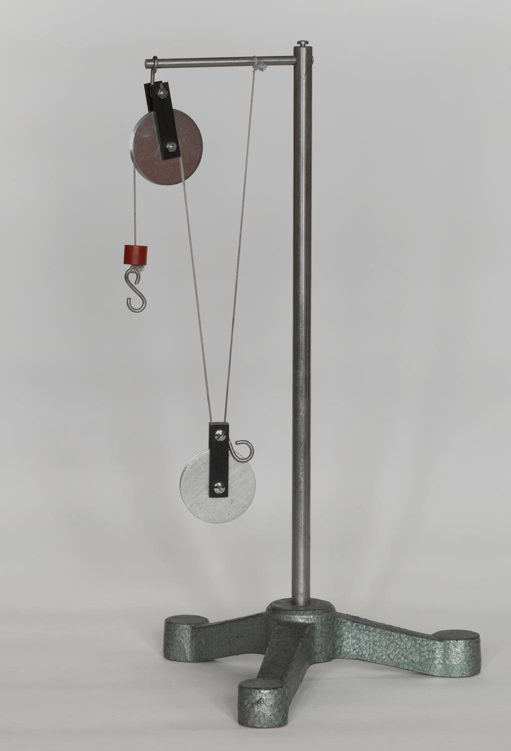 Instrument de démonstration en mécanique des solides : potence et poulies