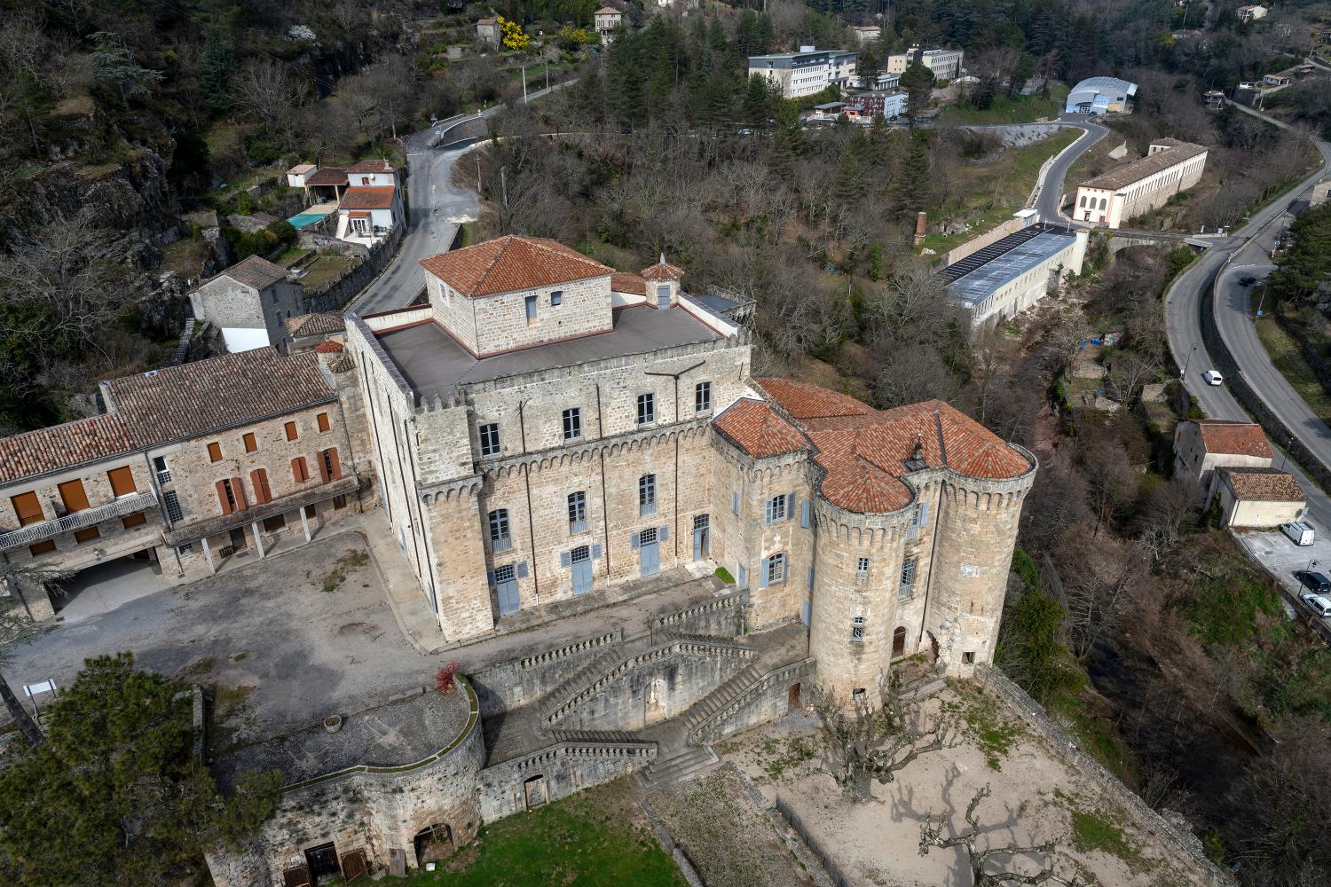 Château, puis palais de justice et prison, puis hôpital, actuellement château de Largentière