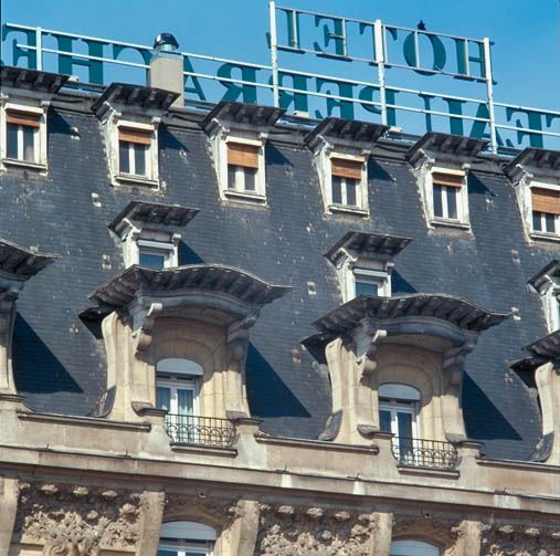 Hôtel de voyageurs : hôtel Terminus, puis hôtel Frantour, puis Grand Hôtel Mercure Château Perrache