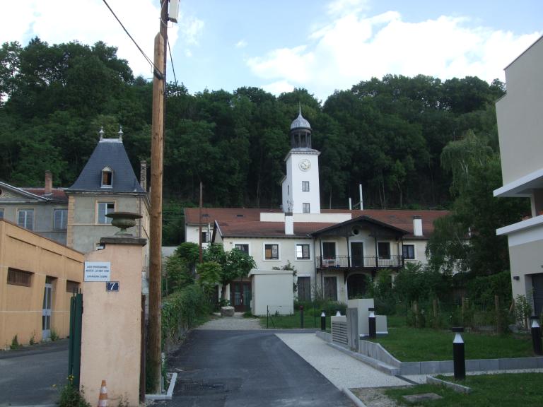 Fabrique de soieries Berne et Cie puis manufacture de foulards Sabran dit bâtiment de l'horloge actuellement logements