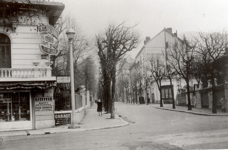Avenue de la Gare, puis avenue des Thermes, puis avenue Charles-de-Gaulle