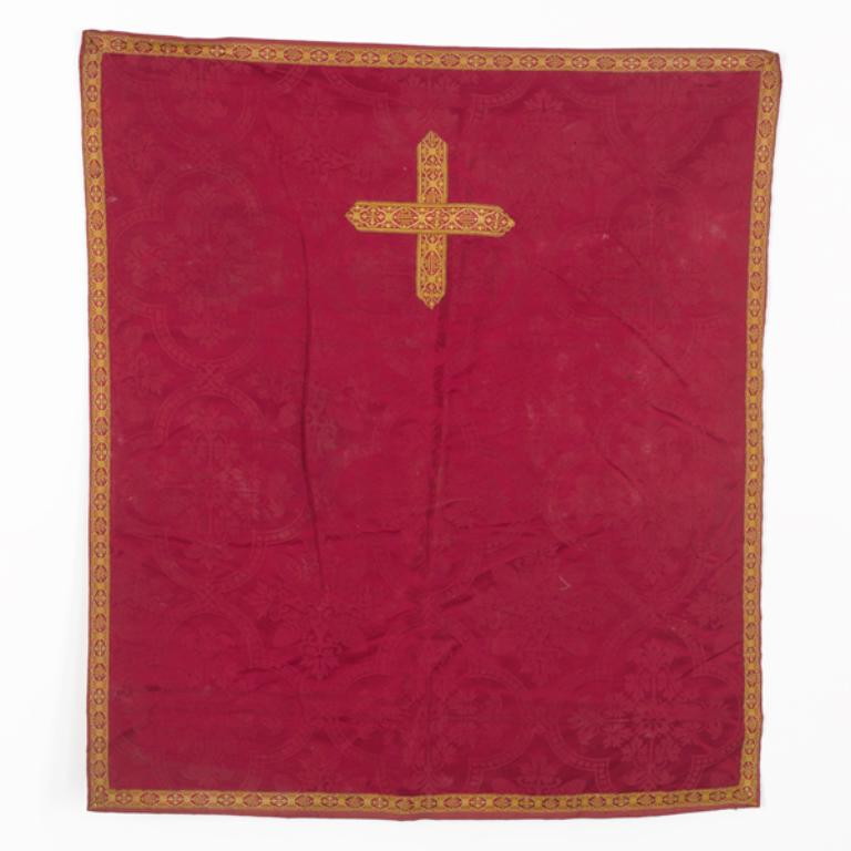 chasuble, étole, manipule, voile de calice, bourse de corporal (non étudiée) : ornement rouge