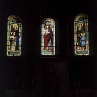 Ensemble de 3 verrières à personnages (baies 0, 1, 2) : l'éducation de la Vierge, la Transsubstantiation, saint Cyr et sainte Julitte