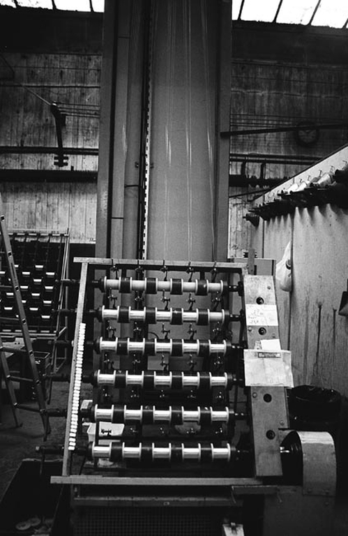 8 machines à revêtir par dépôt ; 12 machines à étirer par filière ; 23 machines à apprêter ; machine à dissoudre ; 2 machines à séparer chimiquement ; machine à contrôler la quantité de l'usine Dorures Louis Mathieu Industrie