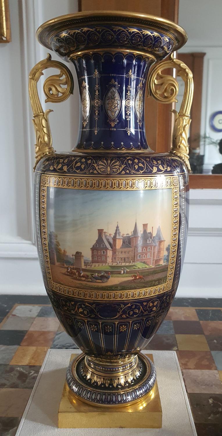 Paire de vases de Sèvres, avec les vues des châteaux de Randan et de Maulmont