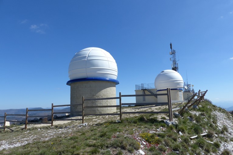 Coupoles de l'observatoire de la Montagne de Bergiès, vue d'ensemble prise du sud.
