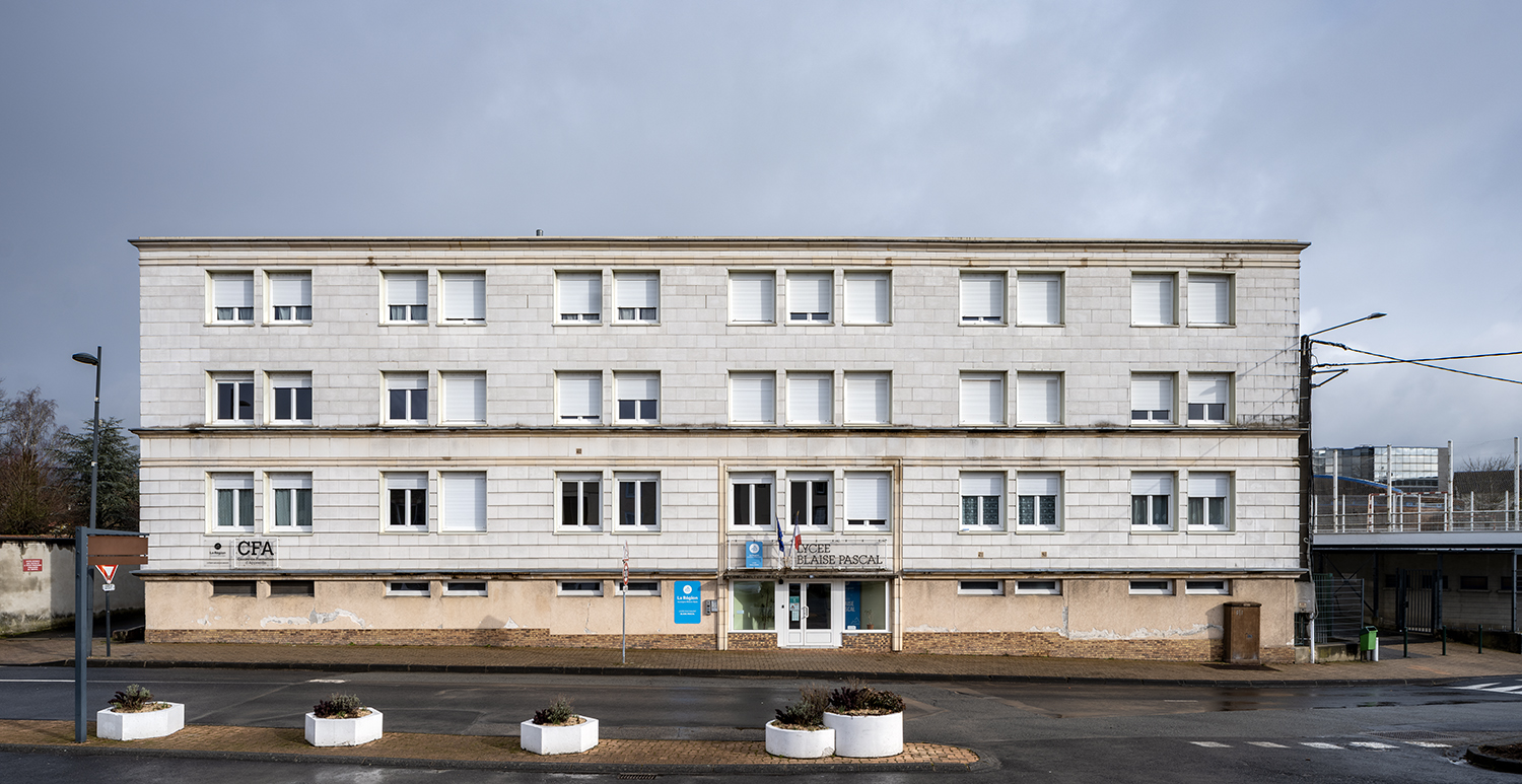 Collège communal, puis collège mixte classique et moderne, puis lycée municipal, puis lycée nationalisé, actuellement lycée polyvalent Blaise-Pascal d'Ambert