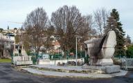 Ensemble de cinq éléments sculptés et cinq bancs
