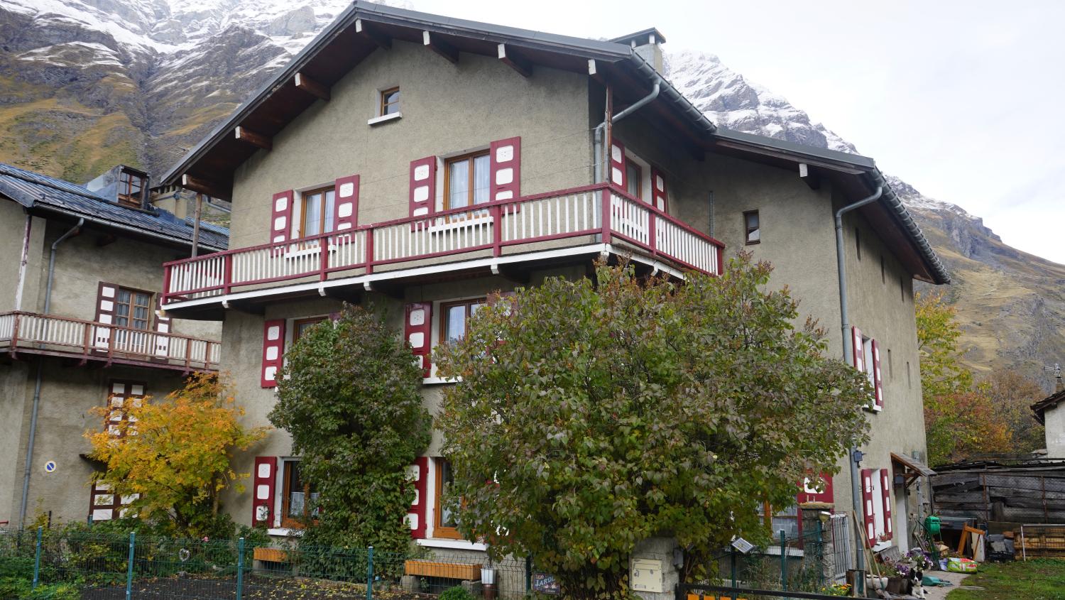 Ensemble de maisons de la reconstruction à Bessans