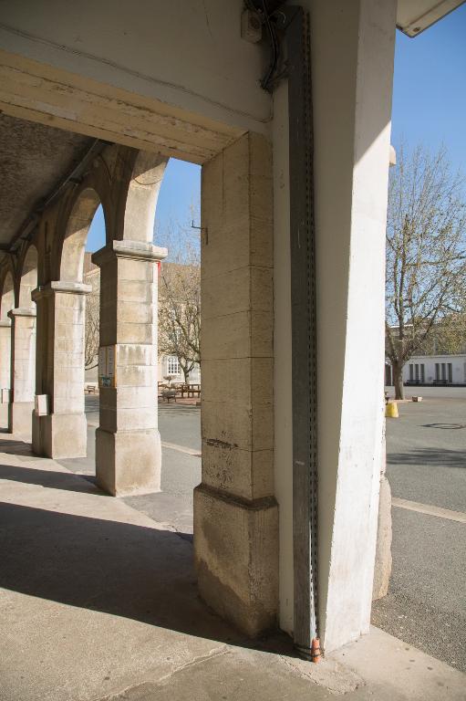 Manoir de Chènevoux, puis collège de jésuites, puis école centrale, puis lycée de garçons, actuellement lycée d'enseignement secondaire Jean-Puy