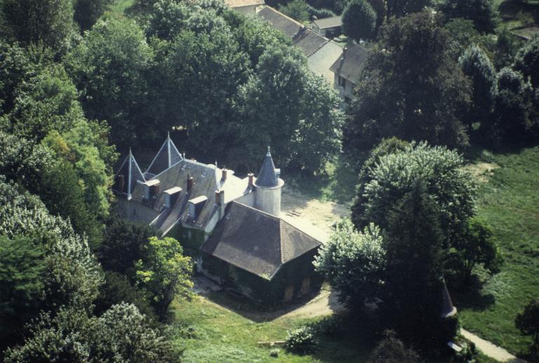 Maison et grange, puis demeure, dite château de Boncelin, puis château Joly Lyautey de Colombe ou château des Combaruches, actuellement tour de jardin, dite pigeonnier